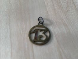 Schmuck, Anhänger: Zahl 13, rund, Metall. In Italien: Glück!