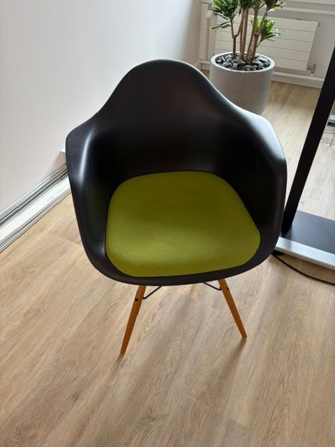 Vitra Chaises: 3 Original Eames Plastic Armchairs – D'occasion à Zürich par Catherine1966 2