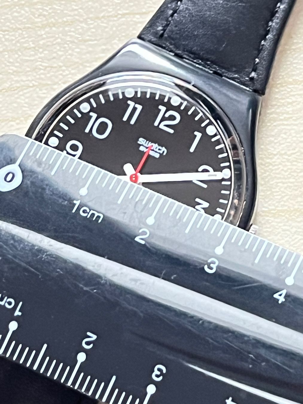 Swatch Orologi: Schwarze Swatch Gent Uhr mit Lederarmband – Usato da Grenchen venduto da chththl 2