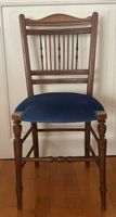 Antiker Stuhl, frisch bezogen, royal blau