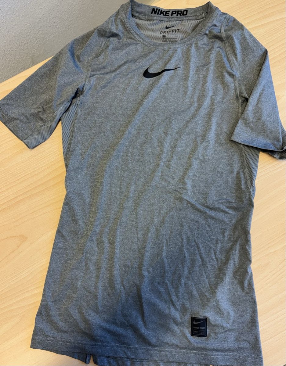 T-shirt: Nike Thermo TOP Zustand – Nuovo (secondo la descrizione) da Freidorf TG venduto da ibipatria