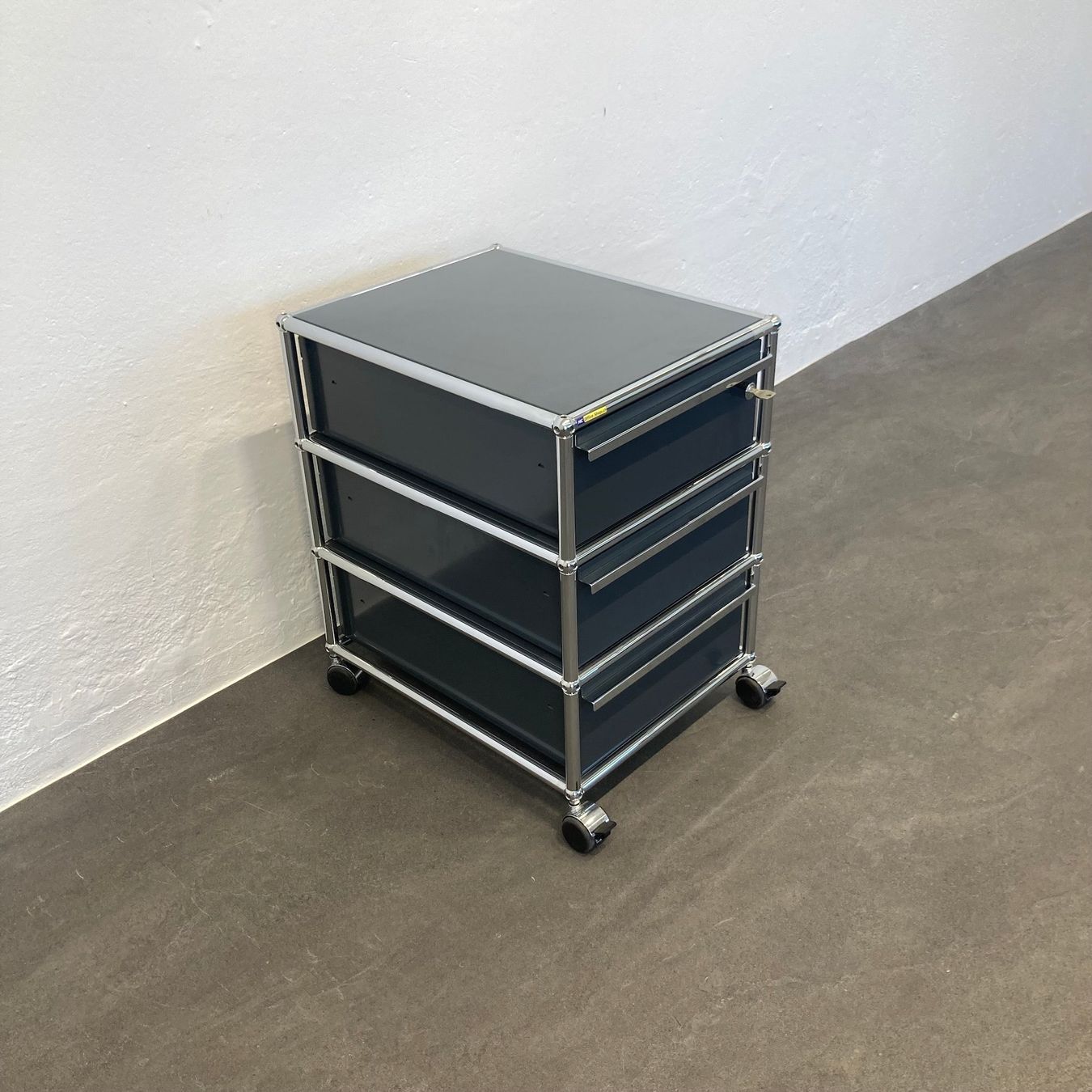 USM Banconi: USM-Haller Classic Roll-Korpus anthrazit - 3 x A6 Schublade – Usato da Schönenwerd venduto da mcofficeshop 2