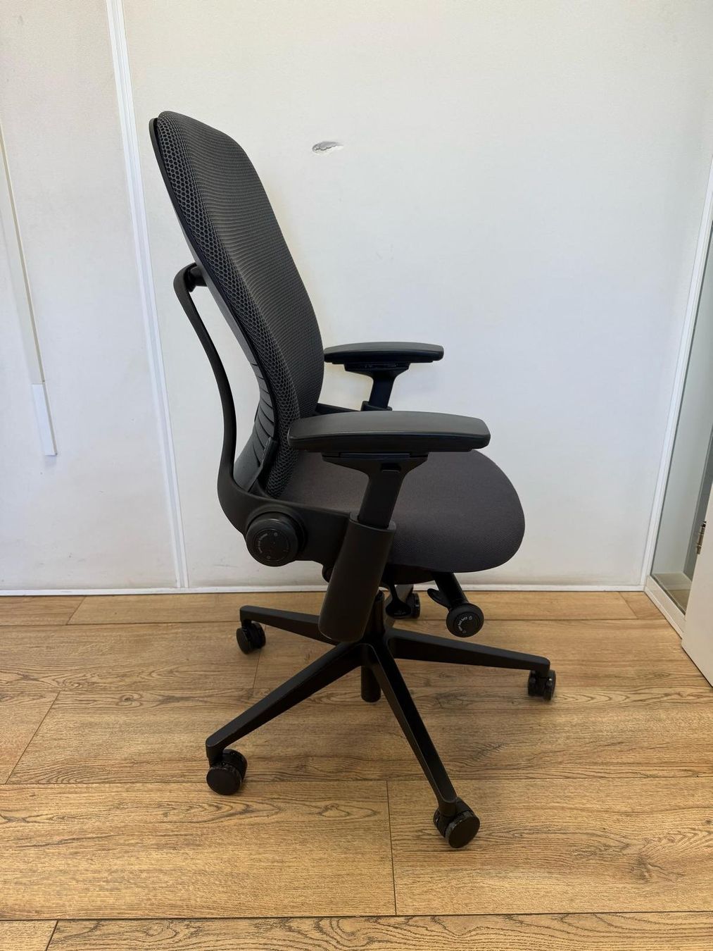 Steelcase Chaises: Refurbished Steelcase Leap V2 Full Option Anthracite – D'occasion à Purmerend par Offeco 3