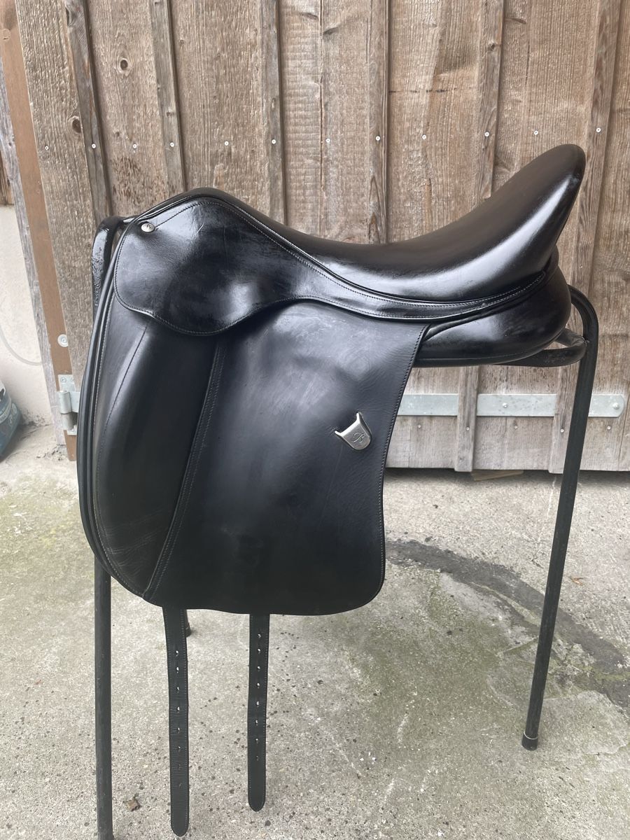 Selle & Accessori: Dressursattel Bates Innova mit Cair – Usato da Winterthur venduto da Zyrus29