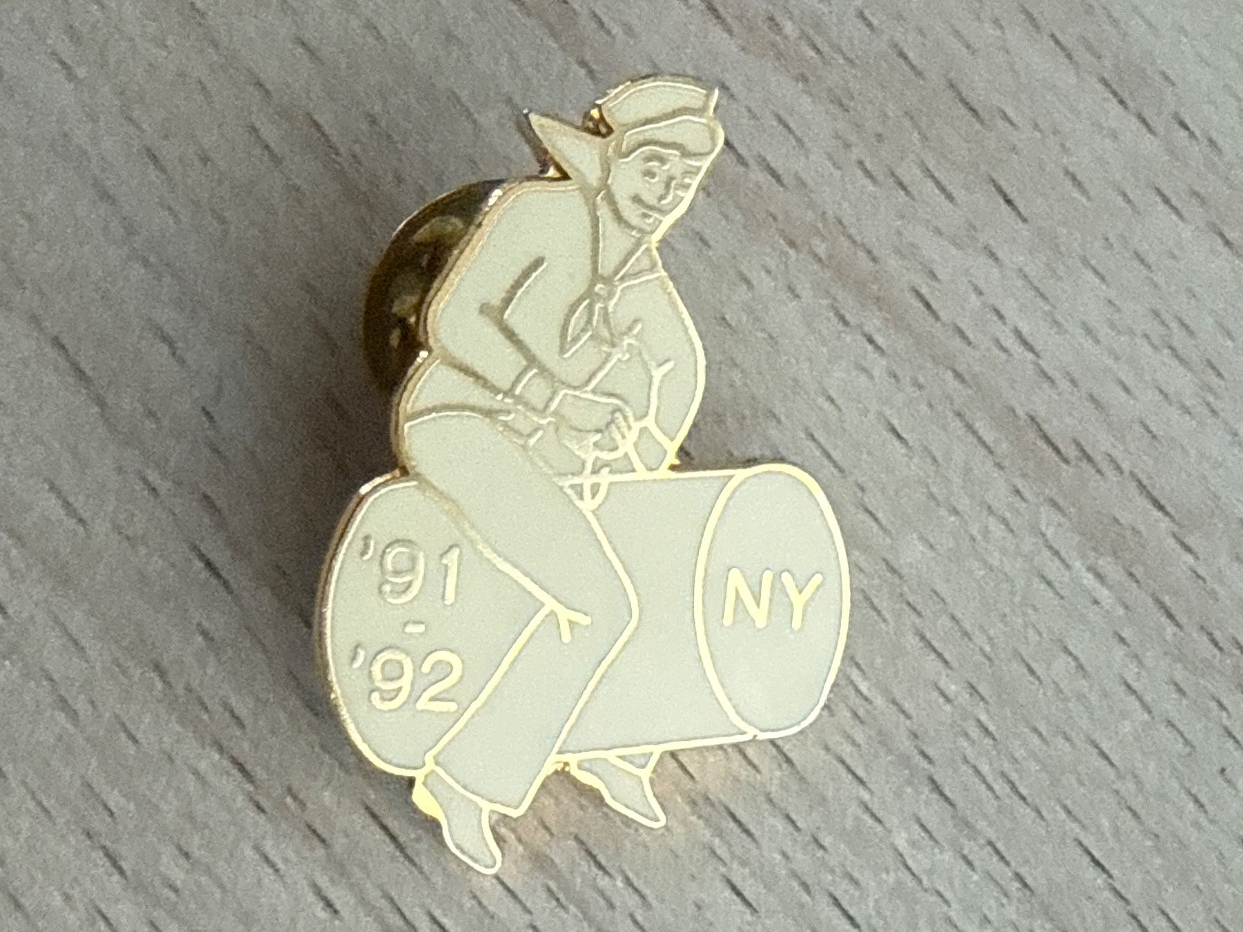 Plaketten & Abzeichen: Pin NY  91 92 – Gebraucht aus Glattbrugg von Schweigmatt