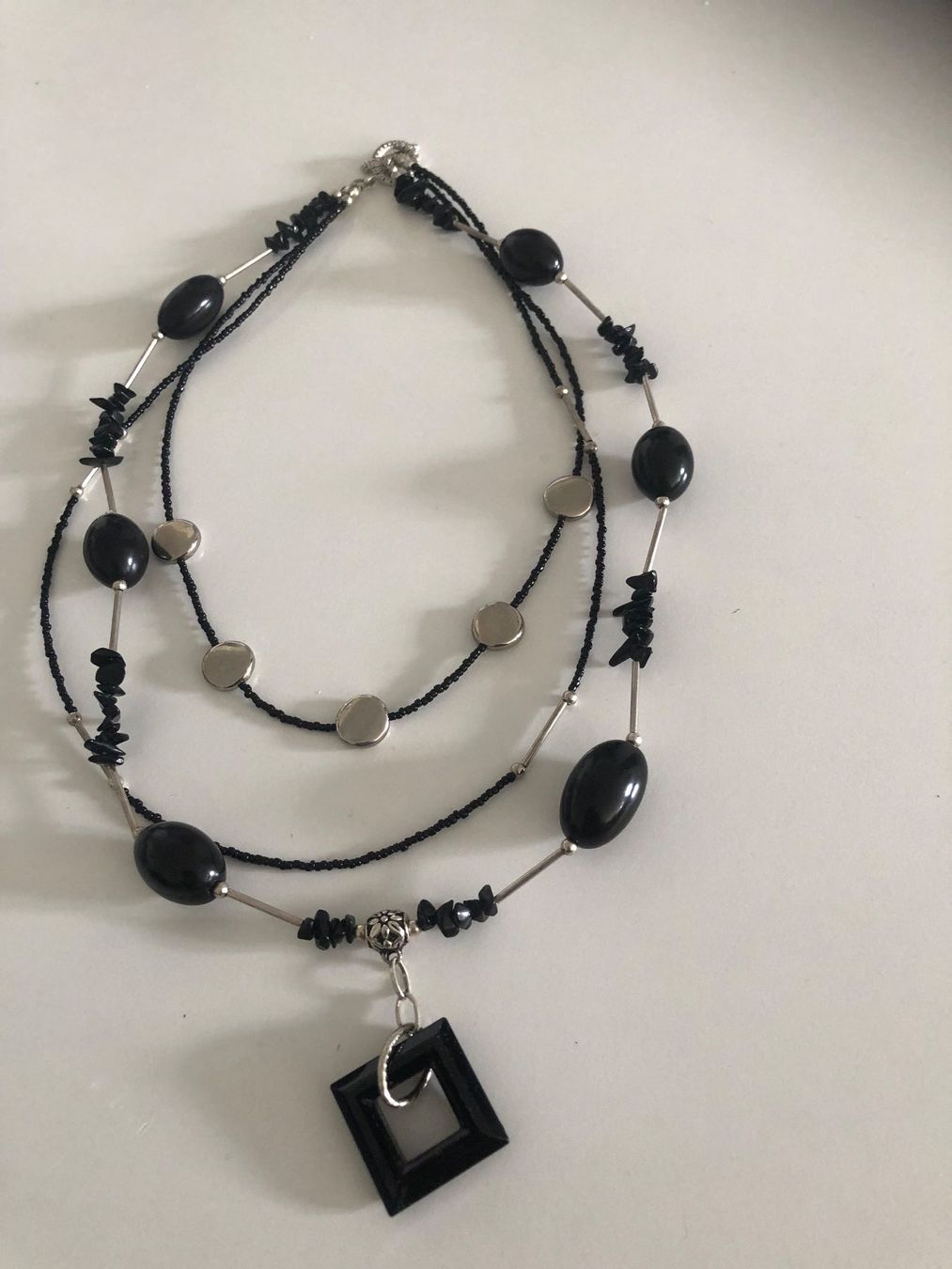 Catenine: Schwarze Dreireihige Kette mit Anhänger – Usato da Kaltbrunn venduto da lagone1