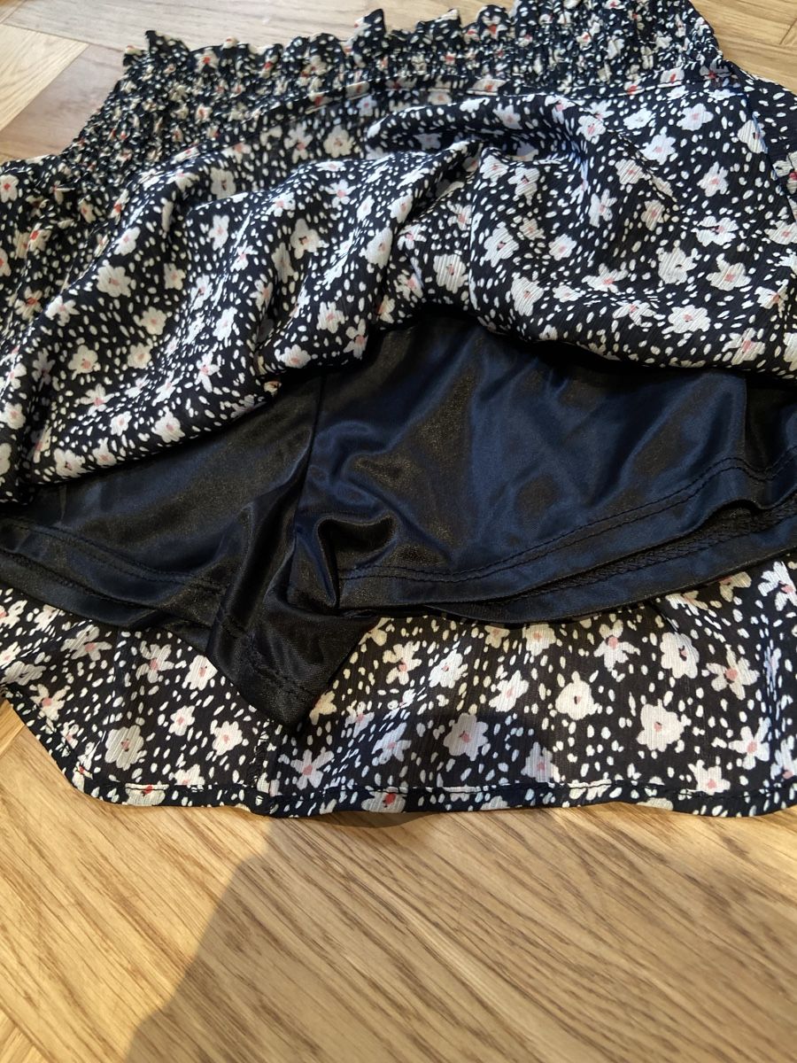 Pull&Bear Röcke: Pull and Bear Rock Blümchenmotiv mit Hose darunter – Gebraucht aus Winterthur von mal_8f2x 1