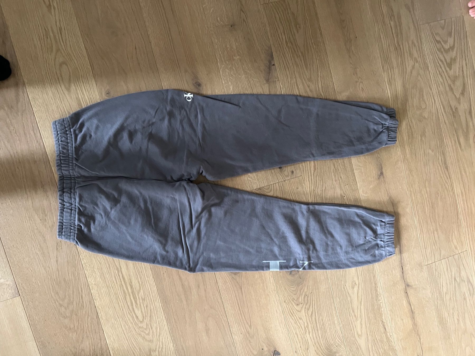Calvin Klein Lotti di vestiti: Calvin Klein Trainerhose + Pulli – Nuovo (secondo la descrizione) da Lufingen venduto da des_9gd8 1