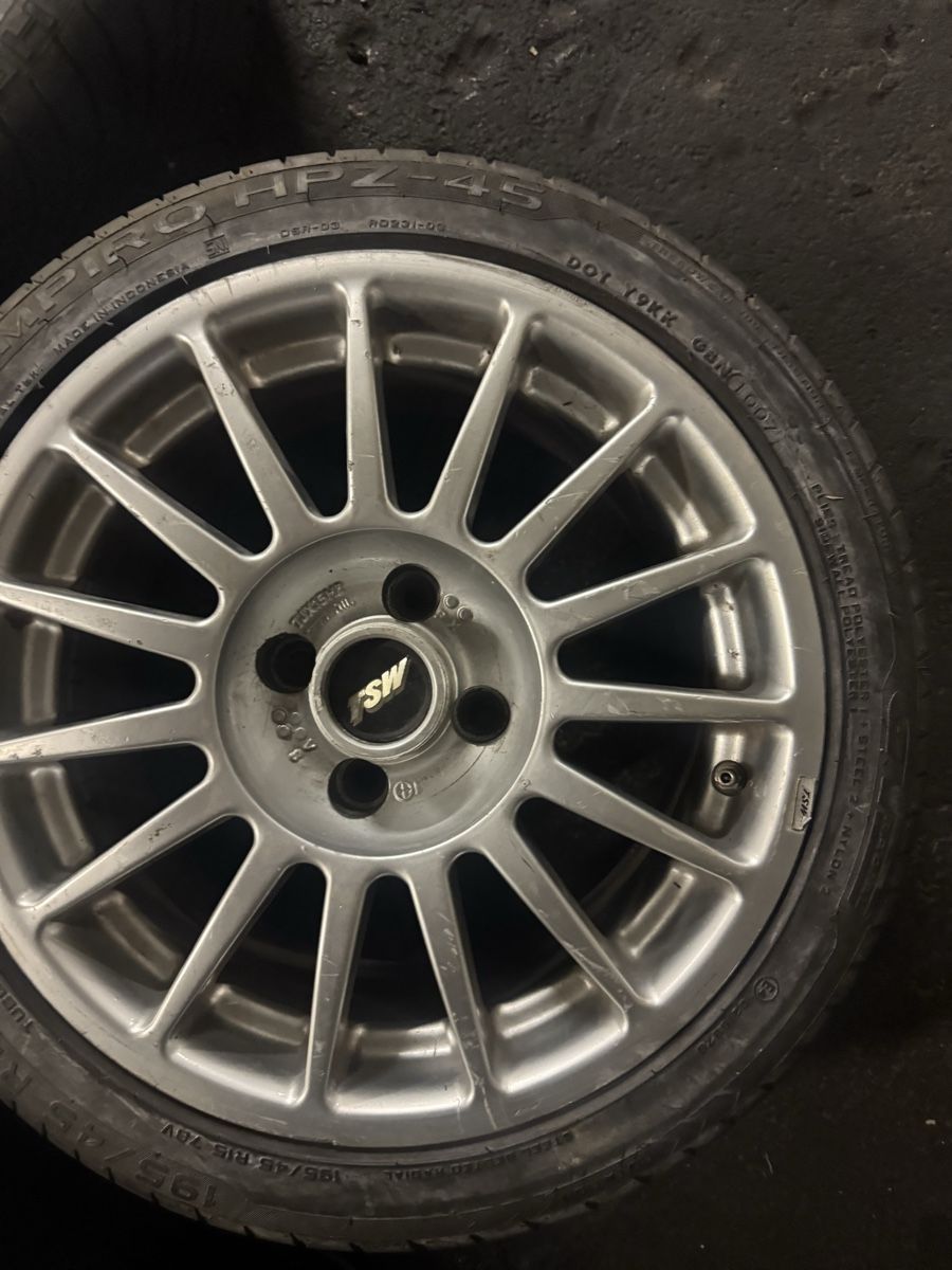 Pneus & Kompletträder: Roues voiture jantes – Defekt aus Vevey von Chupita-met 2