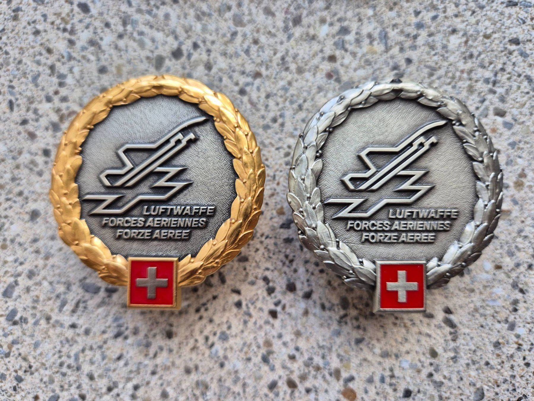 Schweizer Armee Placchette & Badge: *** Beretemblem Set Luftwaffe *** – Nuovo e nell'imballaggio originale da Riedholz venduto da fr_sIruP