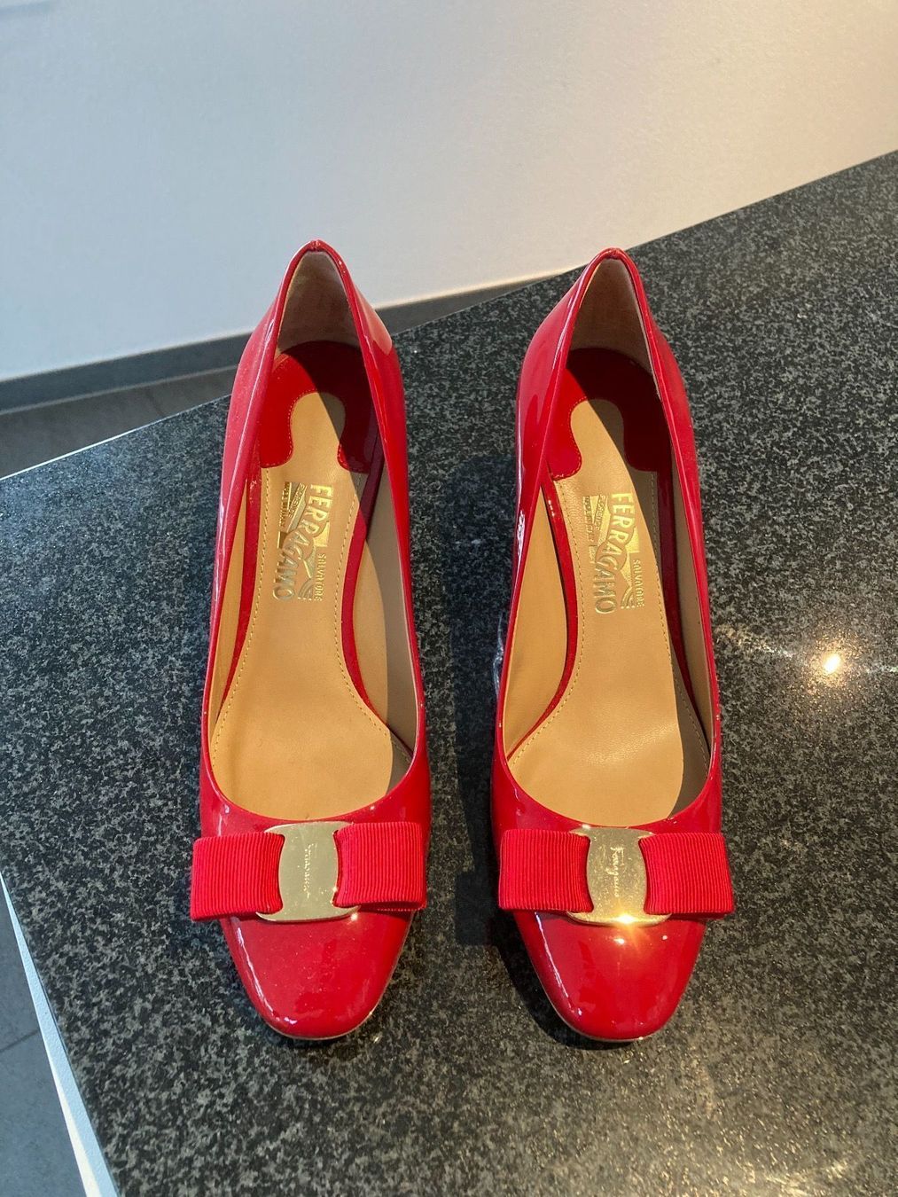 Salvatore Ferragamo Damenschuhe: Ferragamo Pumps - nie getragen – Neu (gemäss Beschreibung) aus Altendorf von nic_5fbv