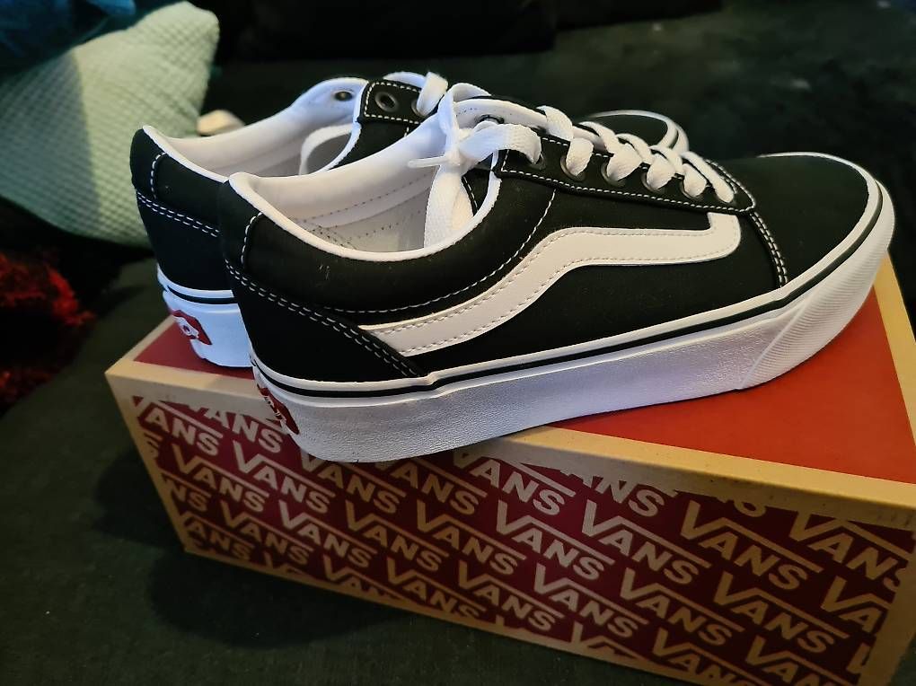 Scarpe da donna: Vans Schuhe Plattform, Gr.38 schwarz neu – Usato da Rupperswil venduto da Homer20 2