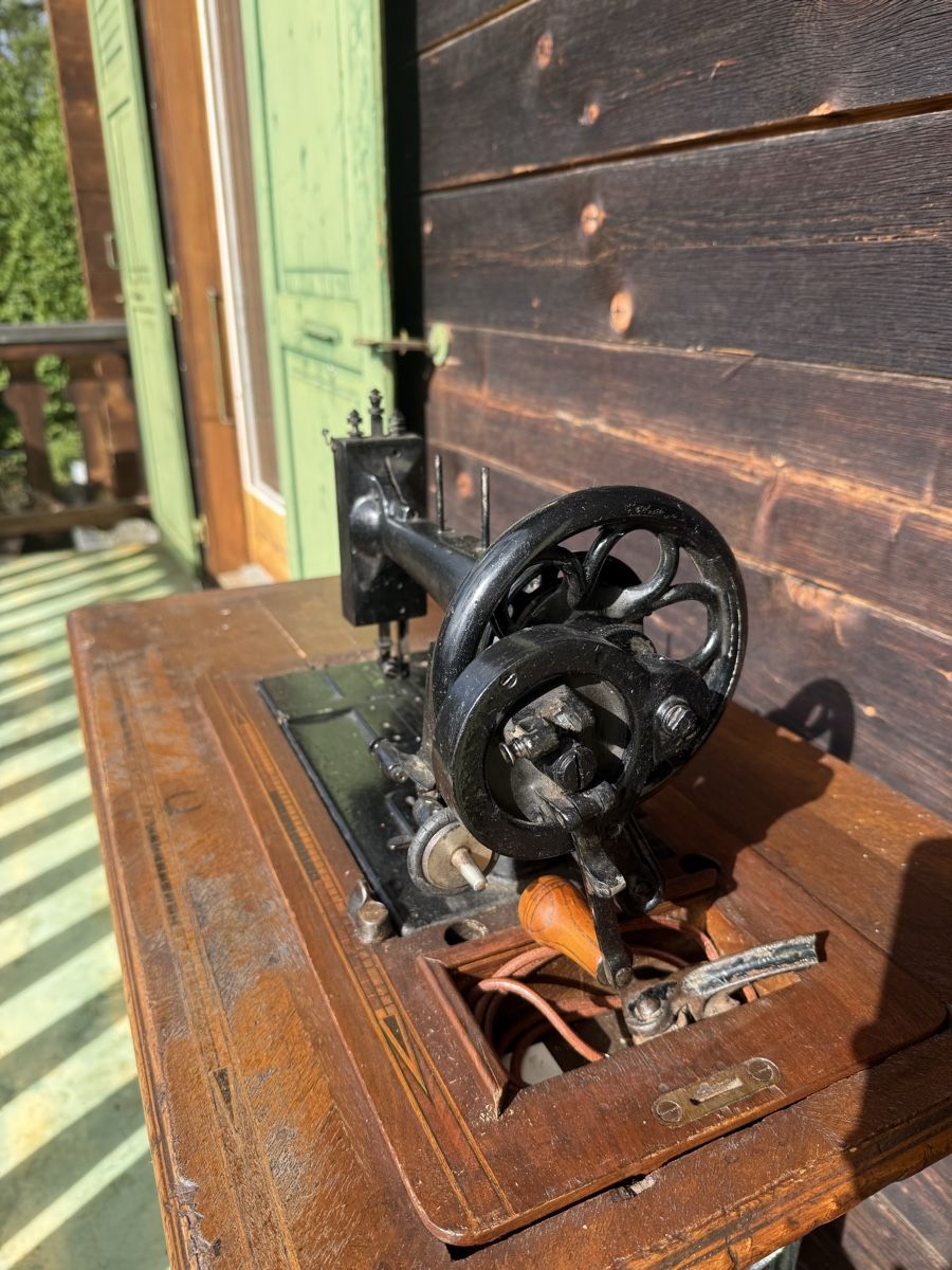 Machines à coudre: Machine a coudre – D'occasion à Conthey par bast1909 2