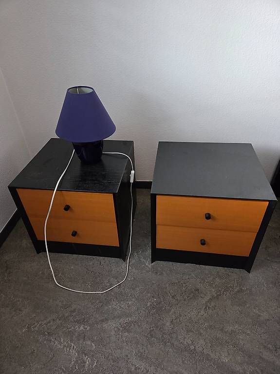 Tables de nuit: Zwei Nachttische mit einer Lampe – D'occasion à Wettingen par Roberto.Pecorari