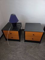 Zwei Nachttische mit einer Lampe