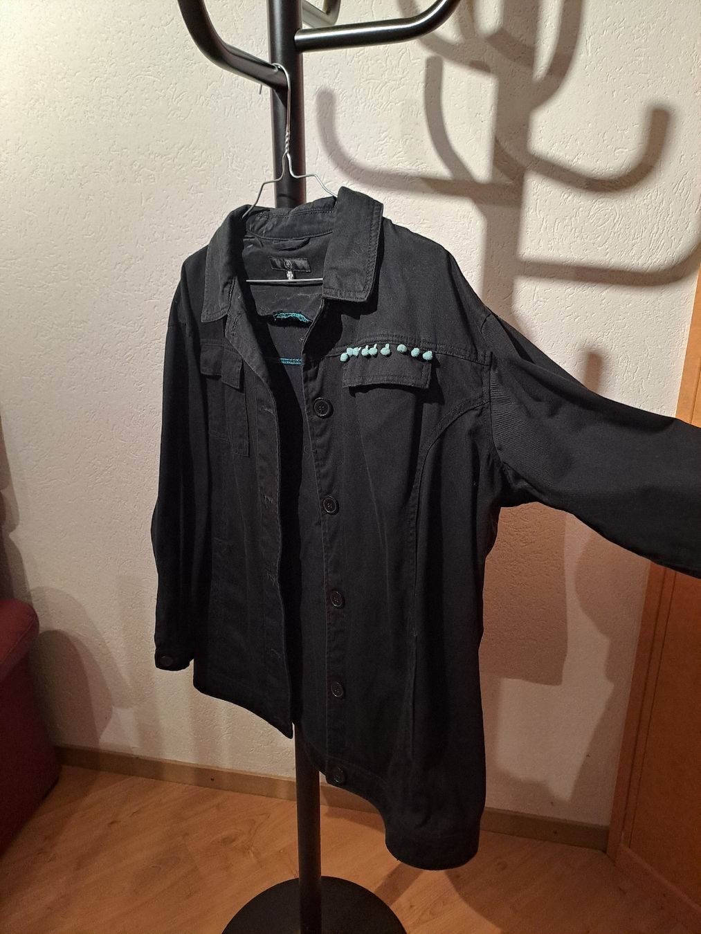Giacche: Veste noire, détails brodés – Usato da Valeyres-sous-Montagny venduto da Romy. 4
