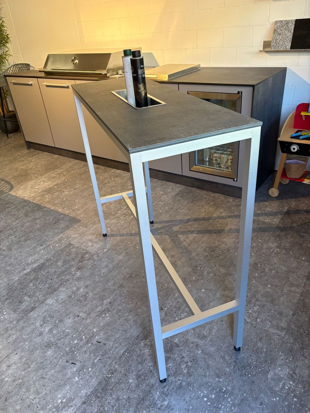 Tavoli: Bartisch mit Aluminiumgestell grau – Nuovo (secondo la descrizione) da Küssnacht venduto da gt68k 1
