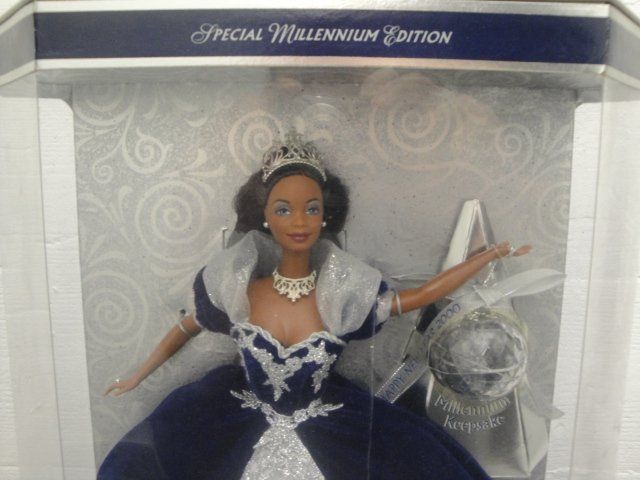 Bambole: Barbie, spéciale Millennium 2000, selon photos – Nuovo e nell'imballaggio originale da Saxon venduto da flicfloc 1