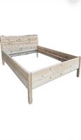 selbstgemachtes Holzbettgestell aus 100-jährigem Altholz