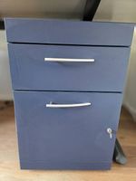 2 Bürokorpusse in blau mit Rollen