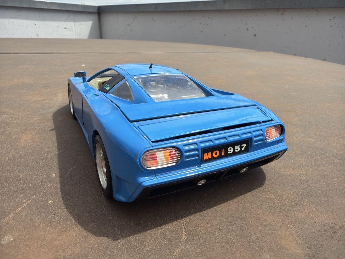 Bburago Voitures modèles: Bugatti EB110 - 1/18 - Bburago – D'occasion à Wolfwil par Rolex1 2