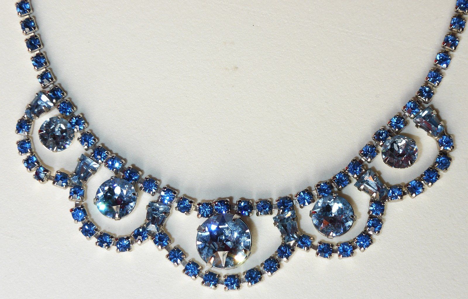 Catenine: Wunderschöner 50s blauer Choker – Usato da Sonceboz-Sombeval venduto da Artdecolove