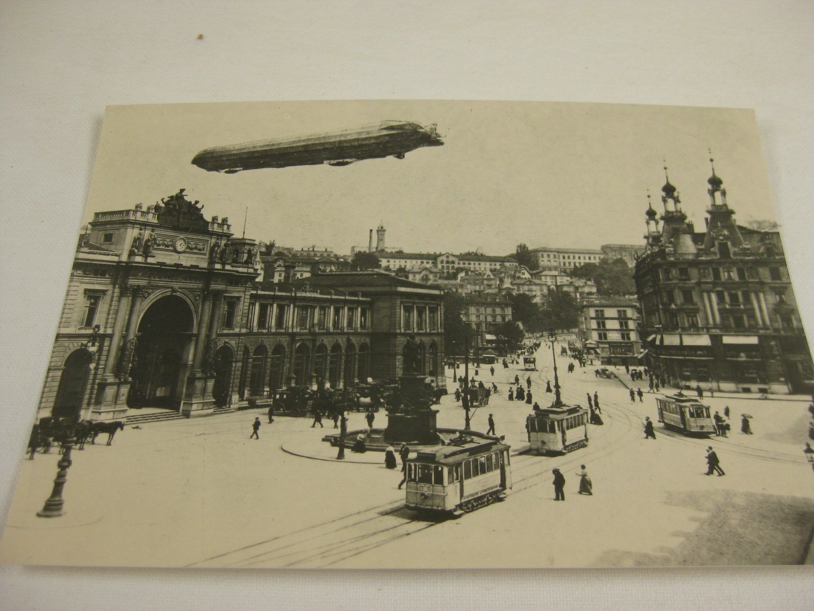 Cartoline postali: AK Zürich Bahnhof mit Tram + Luftschiff – Nuovo (secondo la descrizione) da Malters venduto da Marosko