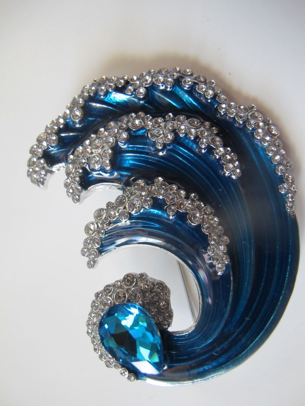 Broschen & Nadeln: wunderschöne Brosche in Form einer Welle ca. 6 cm – Neu (gemäss Beschreibung) aus Löhningen von Chimae67