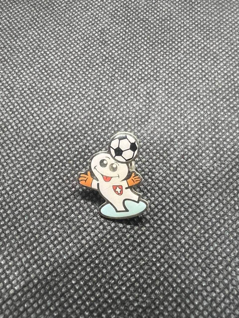 Swiss Placchette & Badge: Anstecker Fussball Maskottchen Schweizer Kreuz – Usato da Dietikon venduto da kRizzzZy96