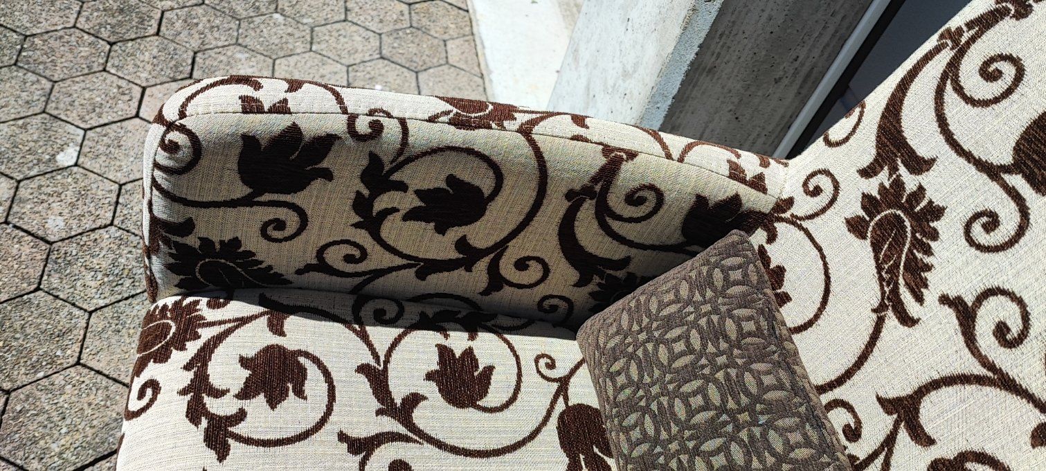 Poltrone: Gemütlicher Sessel mit Hocker, braunes Rankenmuster – Usato da Mosnang venduto da KurtHe 4