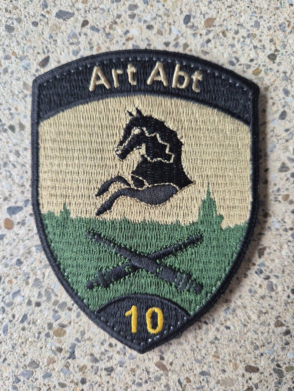 Schweizer Armee Plaketten & Abzeichen: *** Badge Art Abt 10 mit klett *** – Neu und originalverpackt aus Riedholz von fr_sIruP