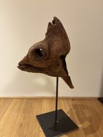 Skulptur aus schwemmholz, mit Metall untergestell.