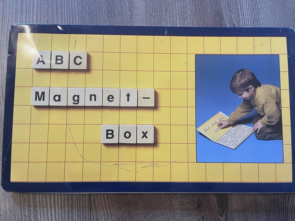 Spiele: ABC-Magneten-Box  – Gebraucht aus Maur von esgehoertjetztmir