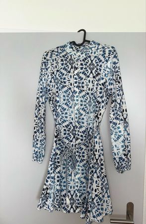 Reserved Kleid mit Batikmuster