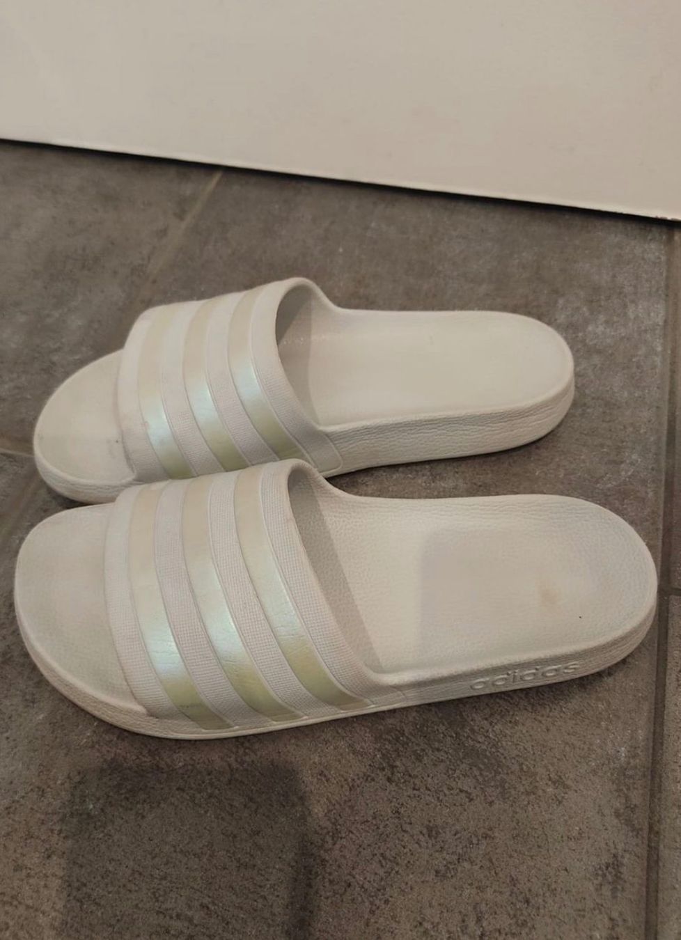 Adidas Chaussures hommes: Adiletten Grösse 42 – D'occasion à Kloten par Narenjina