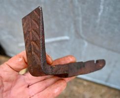 antiker handgeschmiedeter MAUERHAKEN fischgräten Struktur