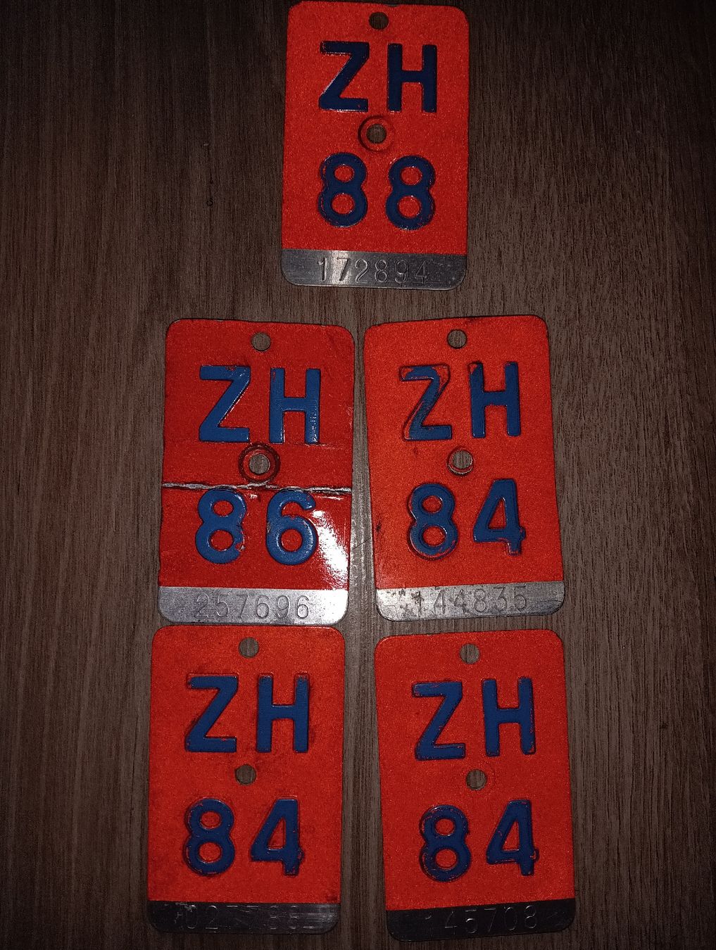 Schilder: Nummernschilder rot CH alte 14 Stk.  – Gebraucht aus Uznach von phi_8scs 1