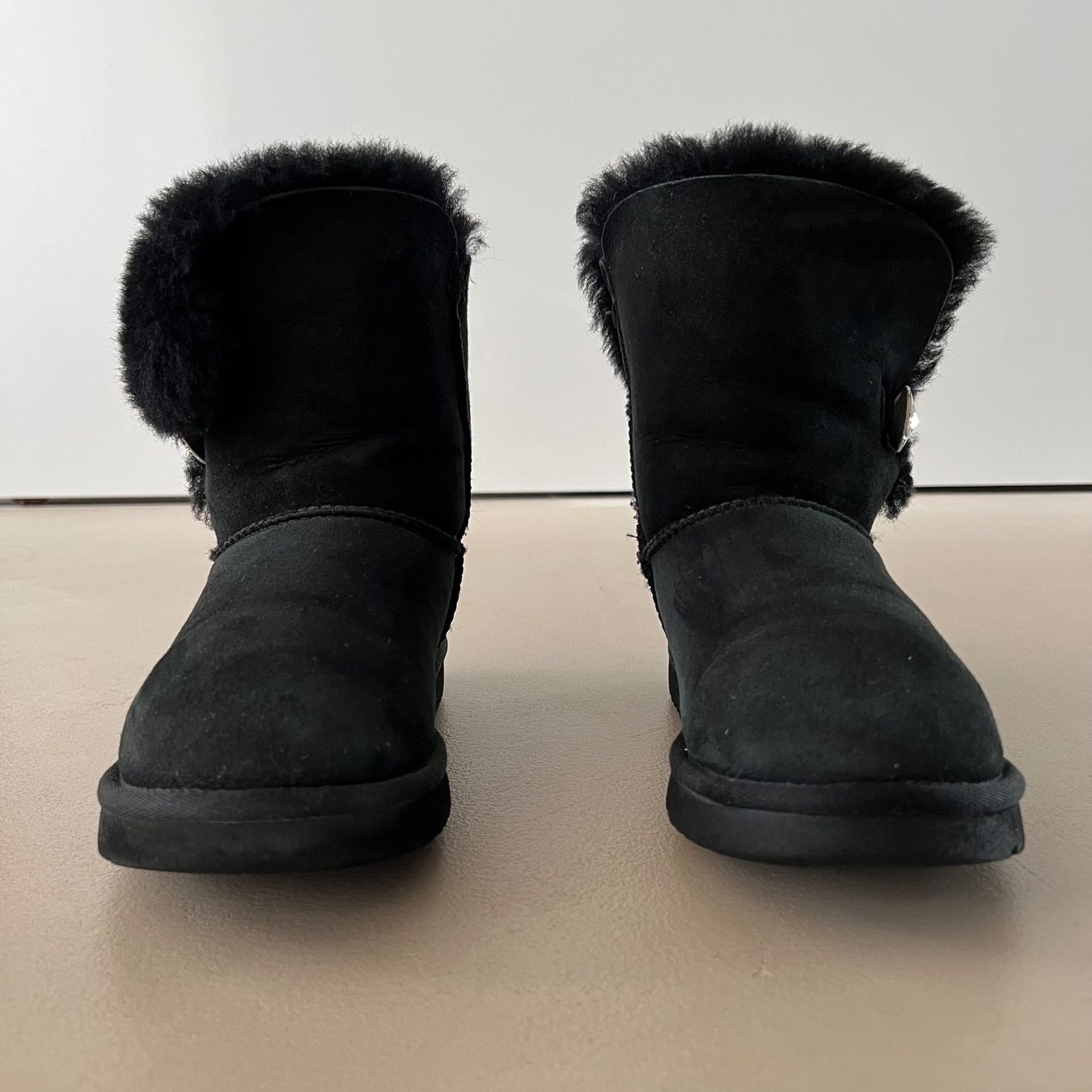 Ugg Damenschuhe: UGG Damen Bailey Button Bling Boot 🖤 – Gebraucht aus Zürich von ClosetQueen 4