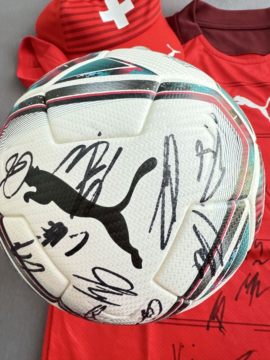 Puma Leibchen & Hosen: Trikots Schweiz Nationalmannschaft  – Neu und originalverpackt aus Turgi von Wmile 1