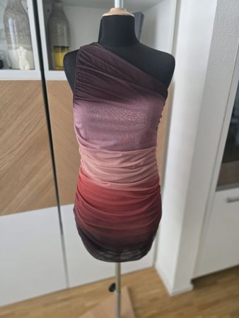 Kleid MNG One-Shoulder gerafft rot Verlauf Grösse L