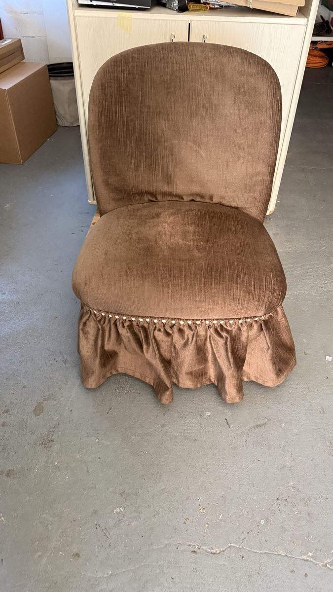 Poltrone: Antiker Sessel mit Nieten &  Rüschchen – Usato da Wollerau venduto da Shaktidream 2