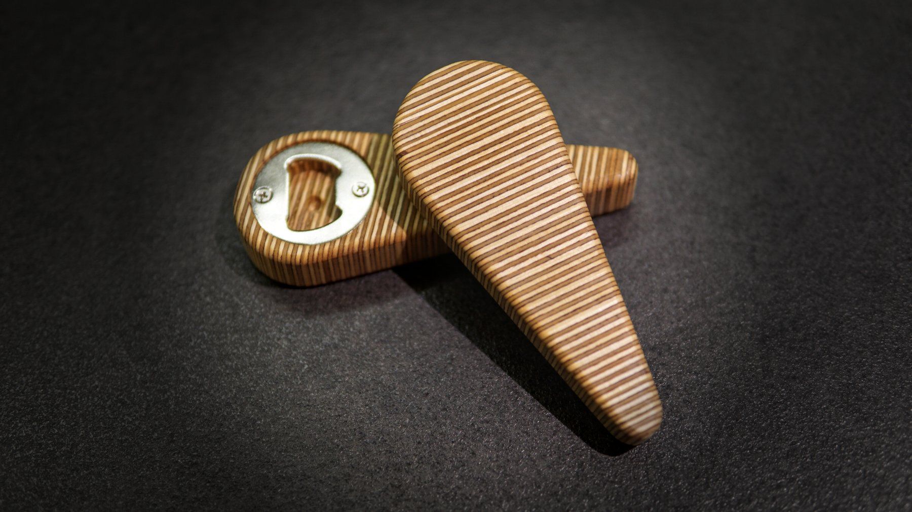 Küchengeräte: Handgemachter Holz-Flaschenöffner – Neu und originalverpackt aus Zwillikon von Mschaeuble 1