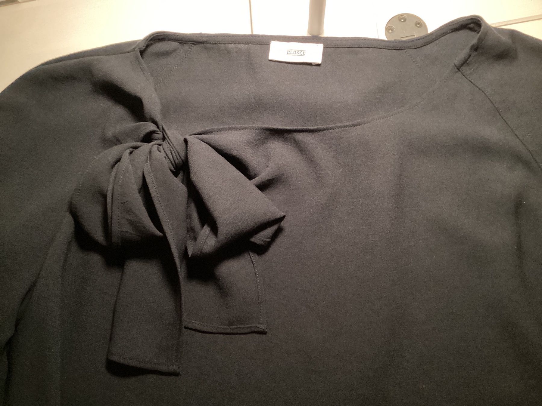Closed Blusen: CLOSED schwarze Bluse mit Schleife Grösse S – Gebraucht aus Homberg b. Thun von Homata 3
