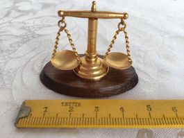 Ältere Kaufladen Waage aus Metal und Holz