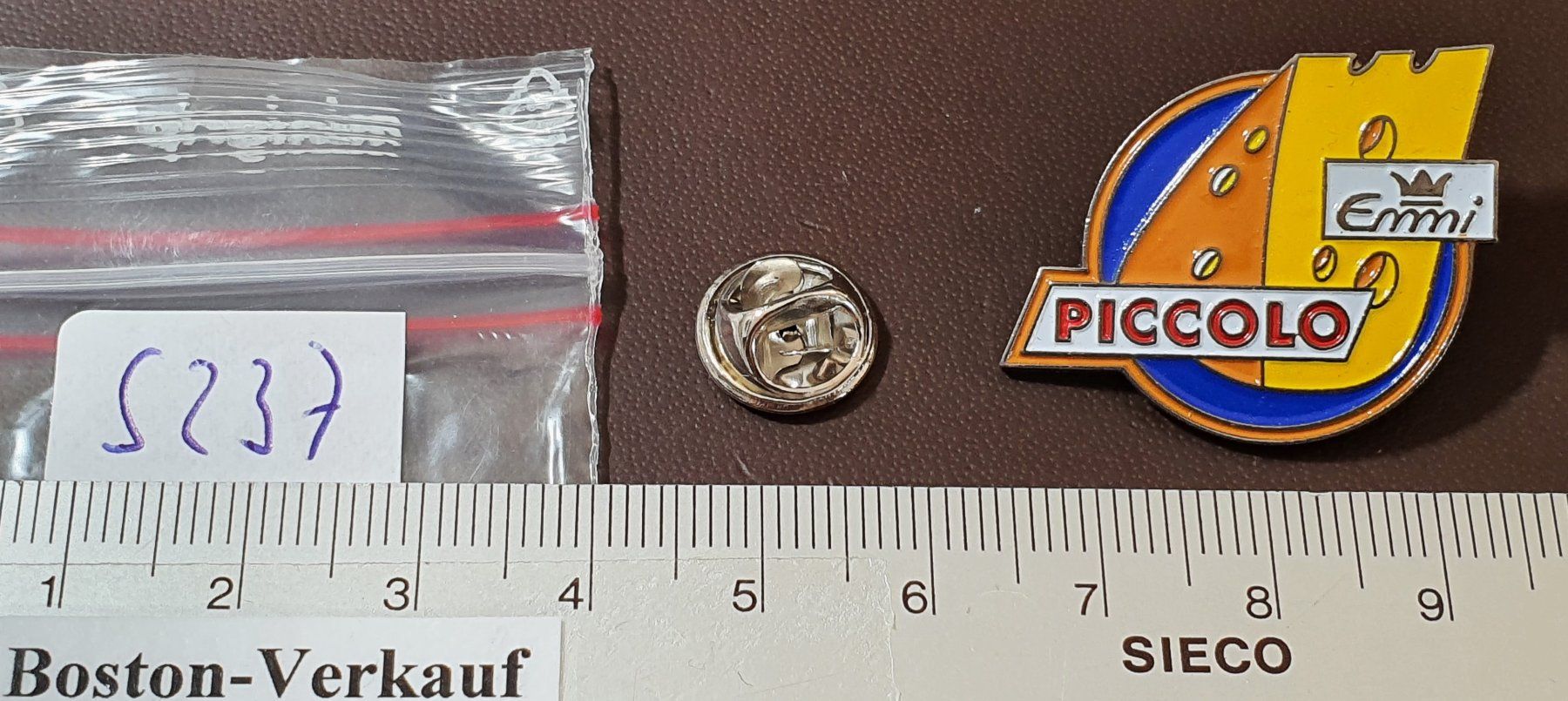 Placchette & Badge: S237 - Pin Käse PICCOLO von Emmi – Usato da Reinach BL venduto da Boston-Verkauf 1