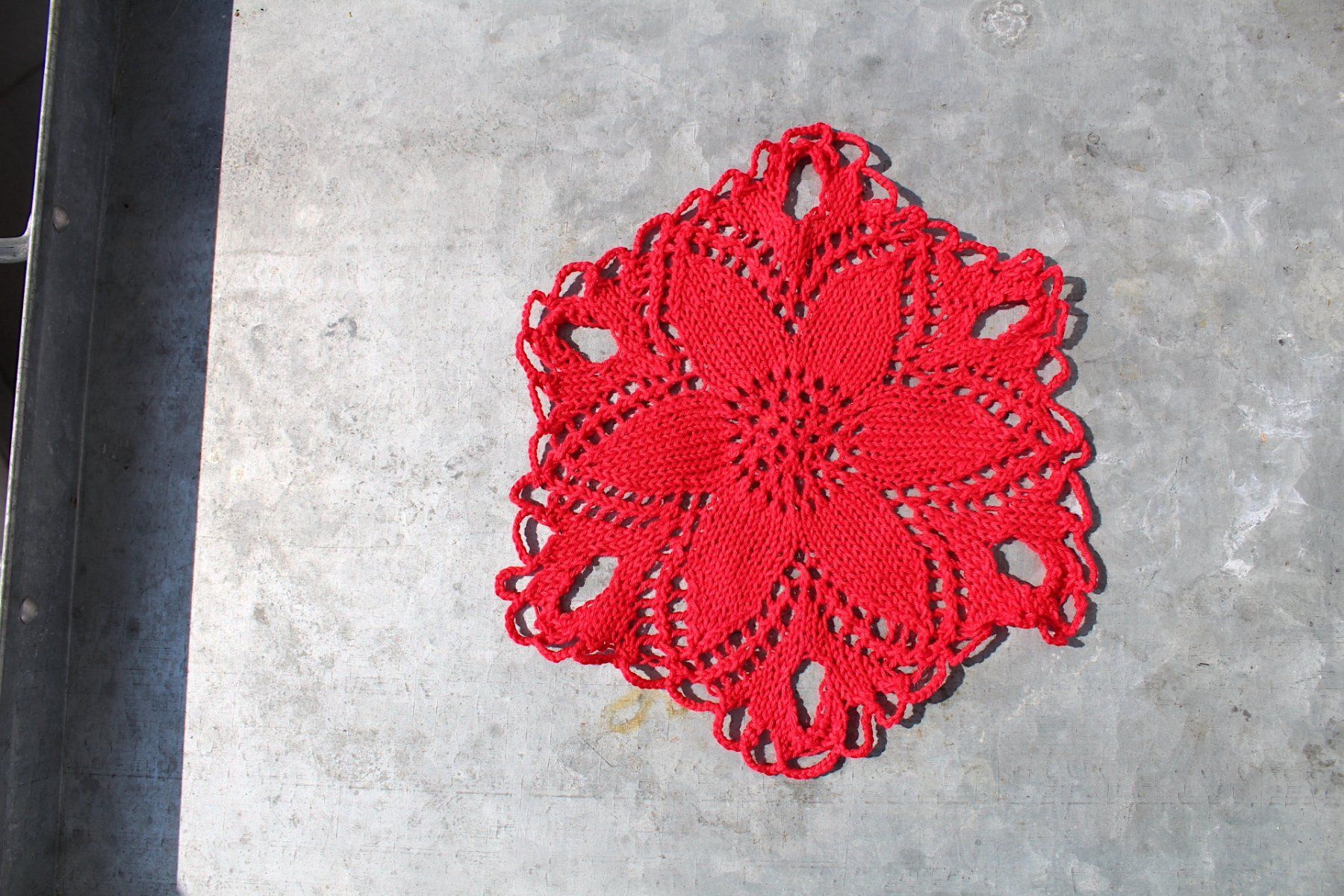 Sonstige Tischwäsche: Rotes Häkel Deckchen, 21 cm – Gebraucht aus Locarno von fripui 1