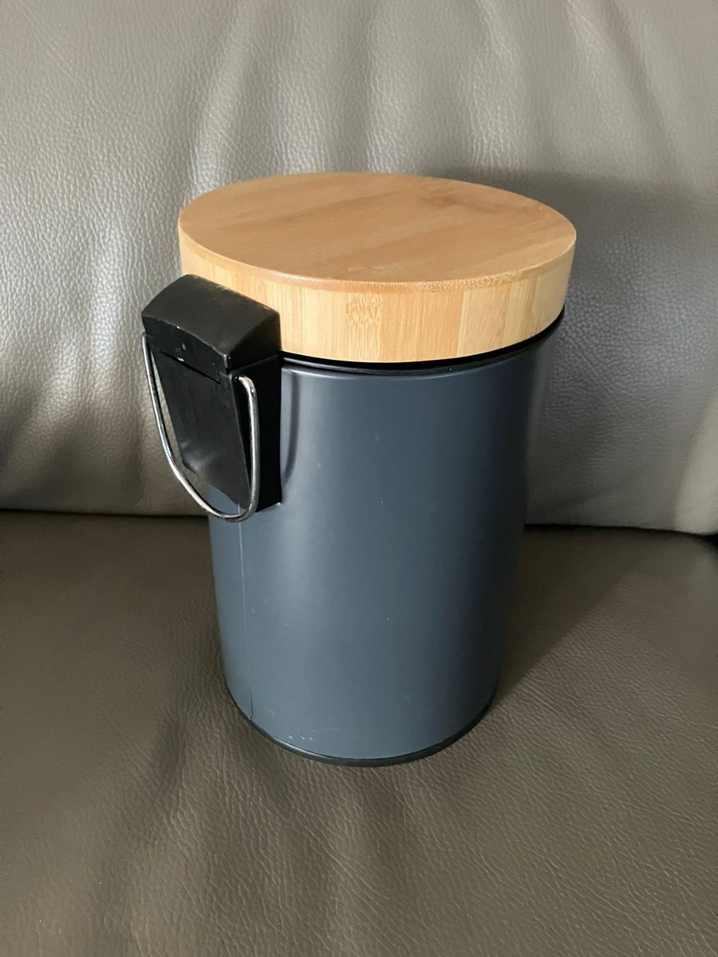 Ikea Cestini per rifiuti: Cestino nero con pedale e coperchio in legno Ikea – Usato da Melano venduto da H-Sara 1