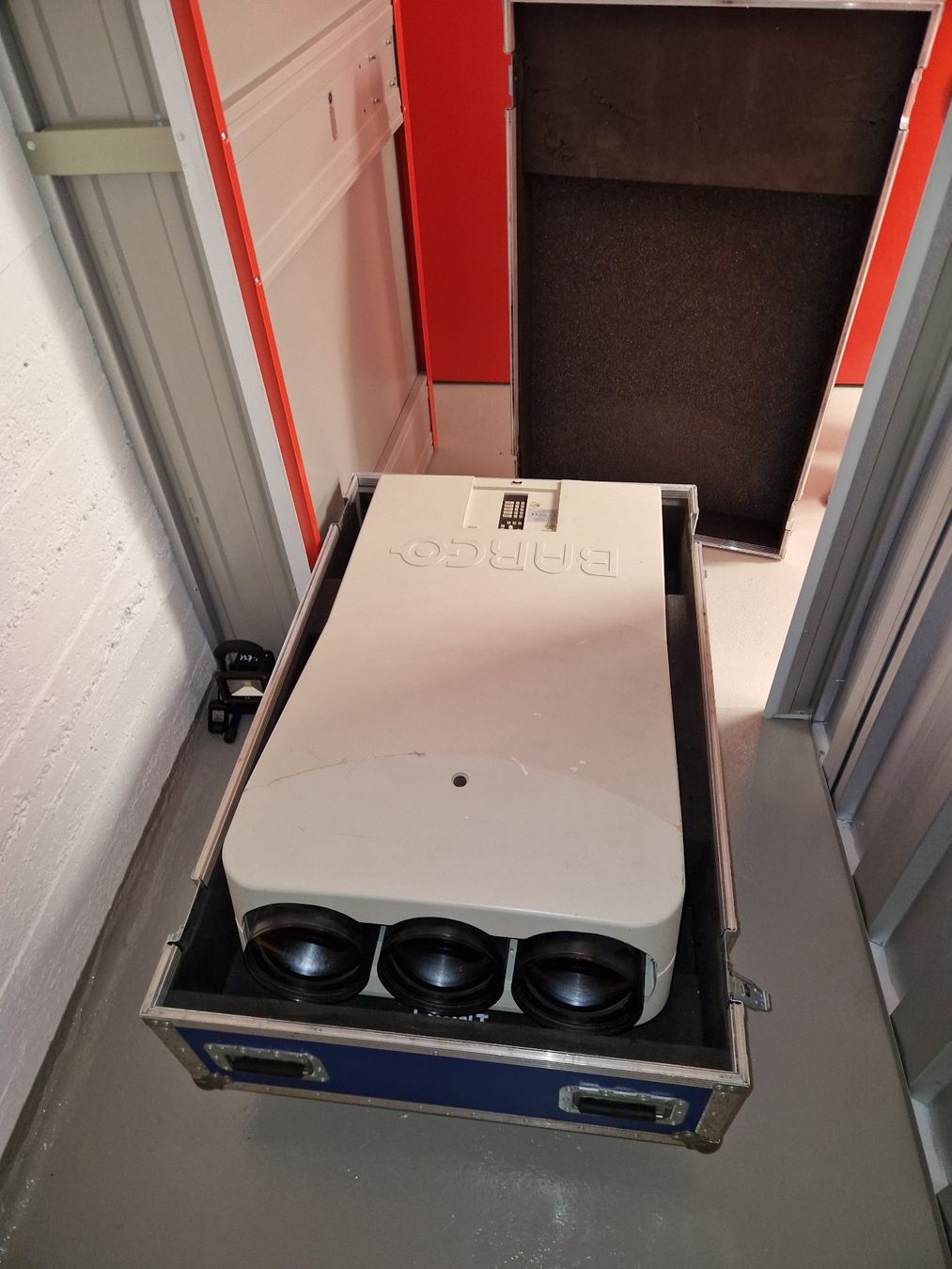 Barco Videoprojektoren: Barco Data 808 CRT Projector Beamer inkl. Flightbox – Gebraucht aus Zürich von roemerhof86 1