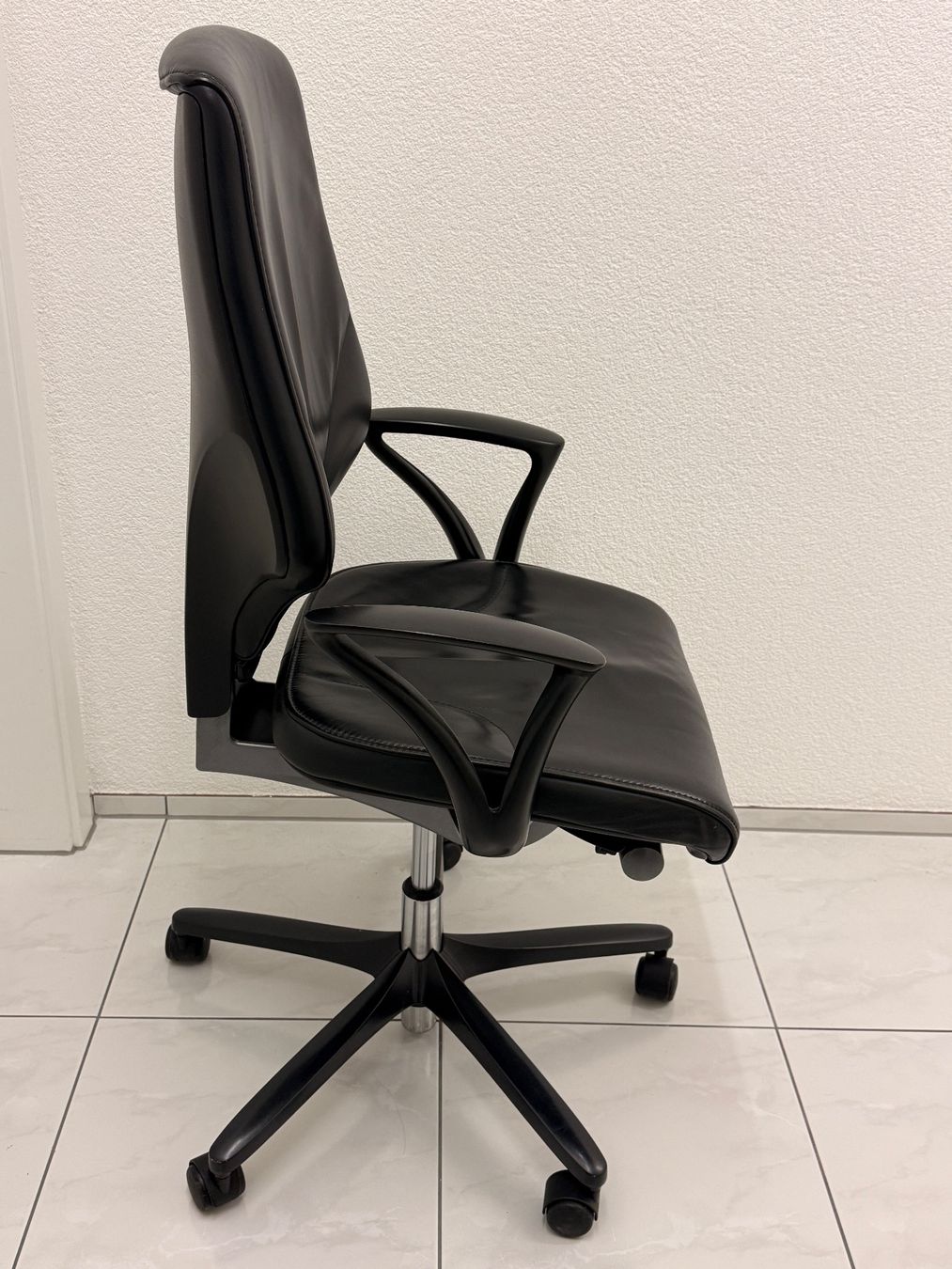 Giroflex Stühle: Bürostuhl Giroflex G64 (Echtleder) – Gebraucht aus Felben-Wellhausen von 9506