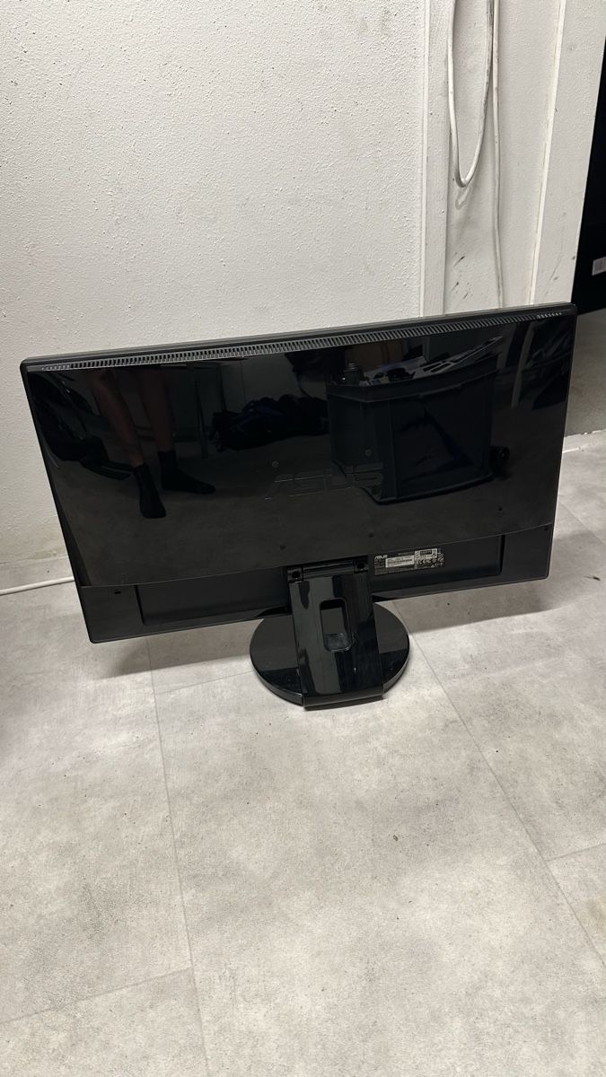 Ecrans: Monitor  – D'occasion à Unterägeri par elsenero 1
